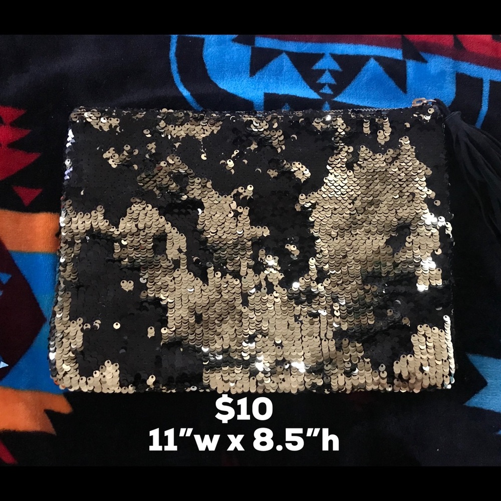 Torrid gold to black sequined clutch.